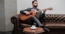 Afbeelding met muziekinstrument, strijkinstrument, muur, persoon Door AI gegenereerde inhoud is mogelijk onjuist.