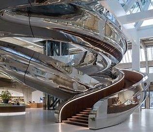 Afbeelding met overdekt, trappen, museum, vloer Door AI gegenereerde inhoud is mogelijk onjuist.