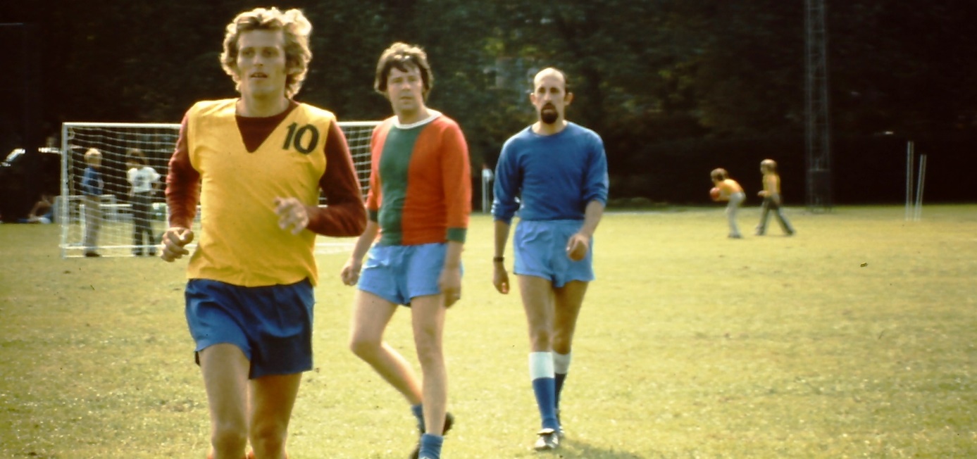Afbeelding met persoon, buitenshuis, gras, sport Door AI gegenereerde inhoud is mogelijk onjuist.