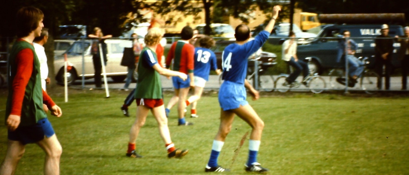 Afbeelding met persoon, sport, gras, buitenshuis Door AI gegenereerde inhoud is mogelijk onjuist.