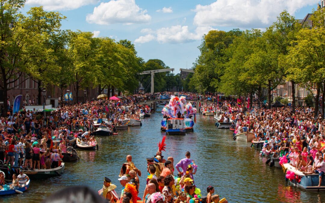 AMSTERDAM’DAKİ EŞCİNSELLER ŞENLİĞİ TÜM DÜNYADA İLGİYLE İZLENDİ