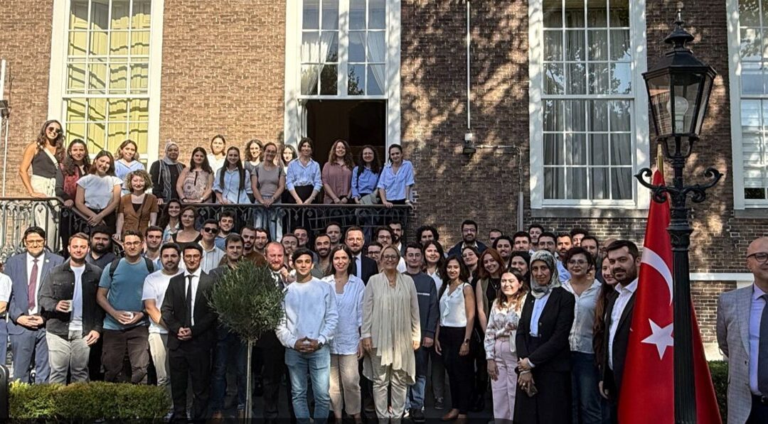 HOLLANDA’DA “BURSLU TÜRKLER AĞI” BULUŞMASI LAHEY BÜYÜKELÇİLİĞİMİZDE YAPILDI.