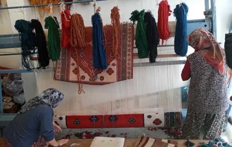 Afbeelding met kleding, vrouw, persoon, schoeisel Door AI gegenereerde inhoud is mogelijk onjuist.