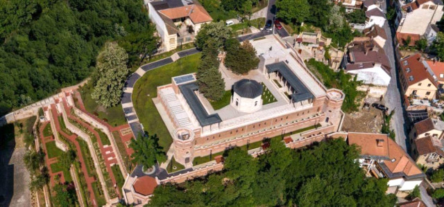 Afbeelding met Luchtfotografie, buitenshuis, gebouw, huis Door AI gegenereerde inhoud is mogelijk onjuist.