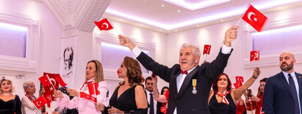 Afbeelding met kleding, persoon, muur, glimlach Door AI gegenereerde inhoud is mogelijk onjuist.