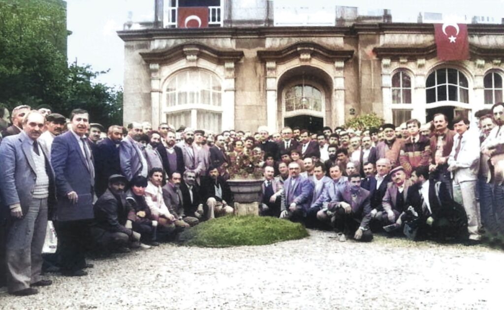 Afbeelding met kleding, persoon, person, buitenshuis Door AI gegenereerde inhoud is mogelijk onjuist.