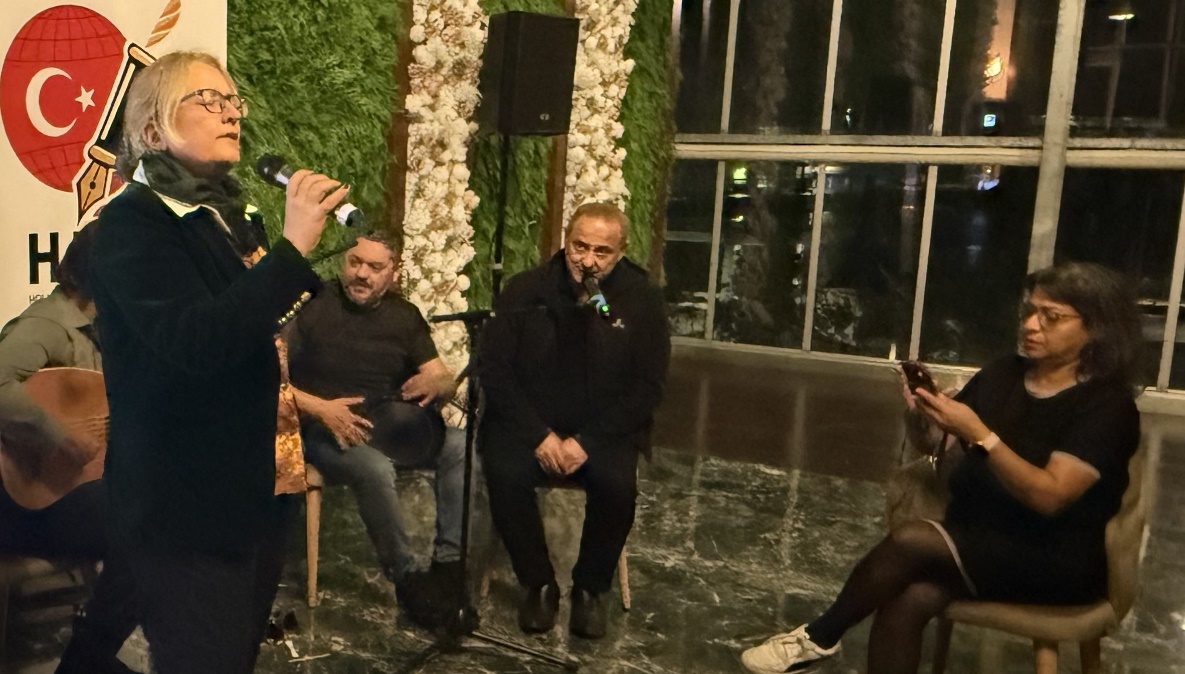 Afbeelding met kleding, persoon, person, Menselijk gezicht Door AI gegenereerde inhoud is mogelijk onjuist.