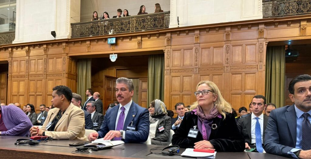 Afbeelding met kleding, persoon, person, pak Door AI gegenereerde inhoud is mogelijk onjuist.