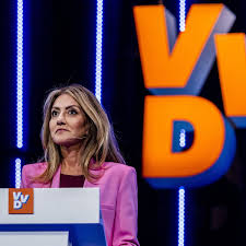 Afbeelding met Menselijk gezicht, kleding, persoon, Elektrisch blauw Door AI gegenereerde inhoud is mogelijk onjuist.