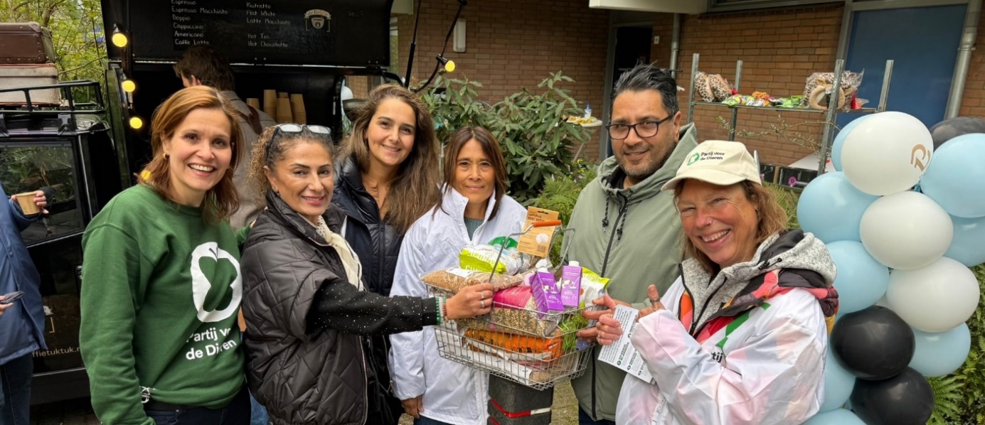 Afbeelding met persoon, kleding, ballon, glimlach Door AI gegenereerde inhoud is mogelijk onjuist.