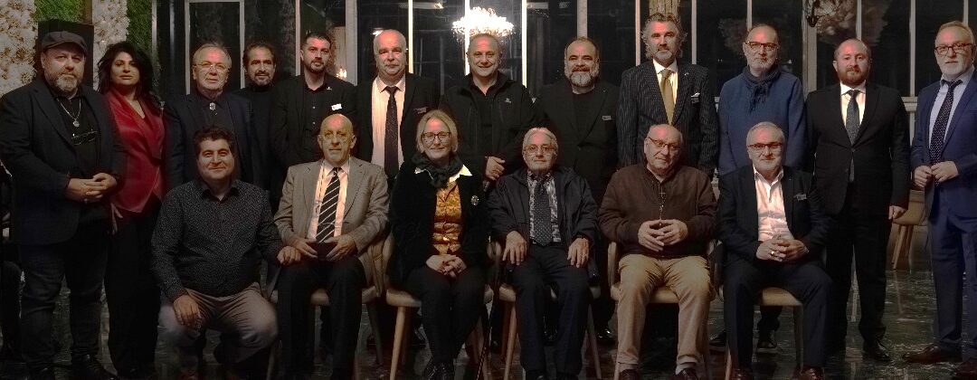 50 YILDIR BİR ARAYA GELEMEYEN HOLLANDA’DAKİ TÜRK GAZETECİLER NİHAYET BİR ÇATI ALTINDA BİRLEŞTİLER