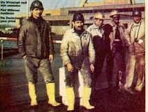 Afbeelding met tekst, kleding, persoon, person Door AI gegenereerde inhoud is mogelijk onjuist.