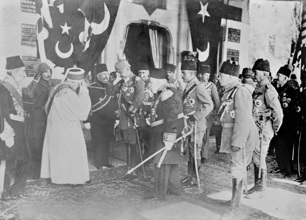 De Duitse keizer Wilhelm II begroet in Istanbul zijn Turkse bondgenoten