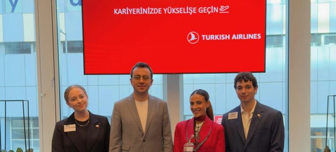 Afbeelding met kleding, Menselijk gezicht, person, persoon Door AI gegenereerde inhoud is mogelijk onjuist.