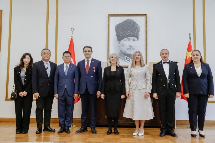 Afbeelding met kleding, pak, persoon, person Door AI gegenereerde inhoud is mogelijk onjuist.