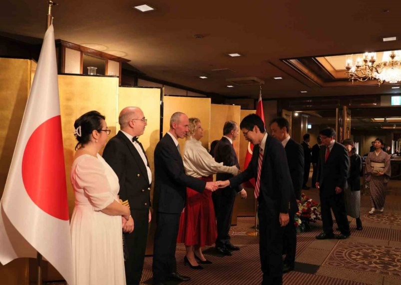 Afbeelding met kleding, person, pak, persoon Door AI gegenereerde inhoud is mogelijk onjuist.