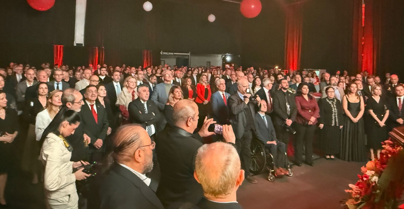 Afbeelding met kleding, person, persoon, evenement Door AI gegenereerde inhoud is mogelijk onjuist.