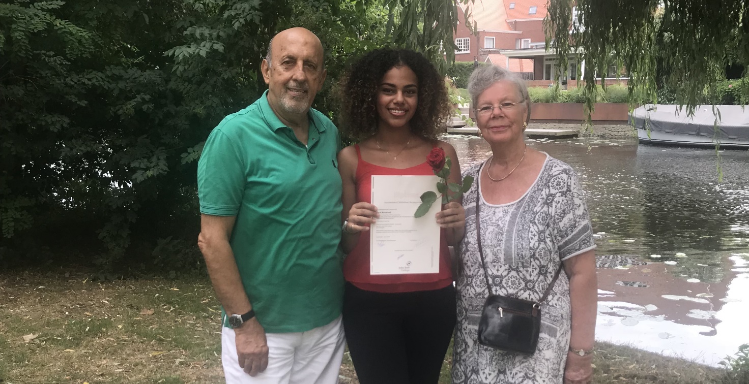 Afbeelding met kleding, persoon, buitenshuis, glimlach Door AI gegenereerde inhoud is mogelijk onjuist.