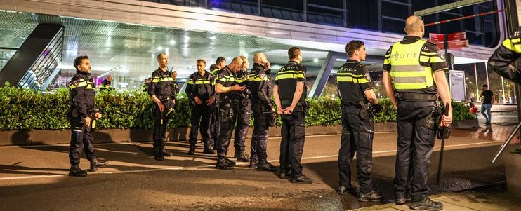 Afbeelding met kleding, persoon, gebouw, schoeisel Automatisch gegenereerde beschrijving