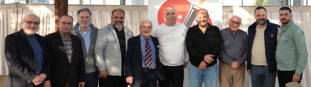 Afbeelding met kleding, persoon, glimlach, Menselijk gezicht Door AI gegenereerde inhoud is mogelijk onjuist.