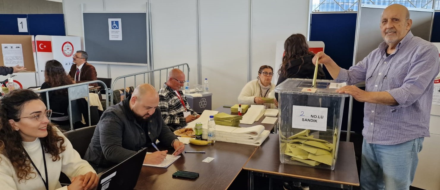 Afbeelding met kleding, persoon, overdekt, Menselijk gezicht Automatisch gegenereerde beschrijving