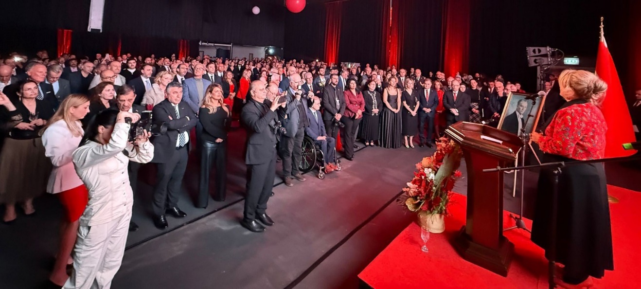 Afbeelding met kleding, persoon, pak, evenement Door AI gegenereerde inhoud is mogelijk onjuist.