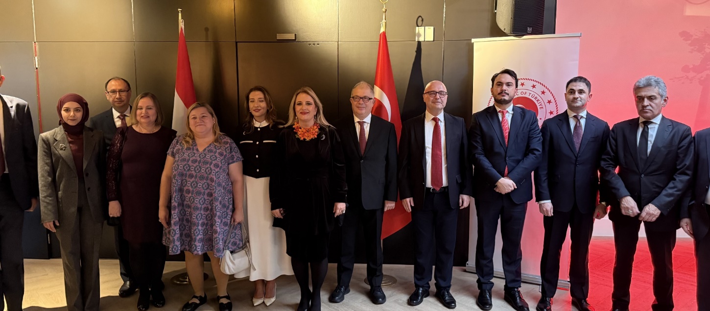 Afbeelding met kleding, persoon, pak, schoeisel Door AI gegenereerde inhoud is mogelijk onjuist.