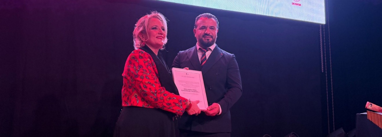 Afbeelding met kleding, persoon, person, Menselijk gezicht Door AI gegenereerde inhoud is mogelijk onjuist.