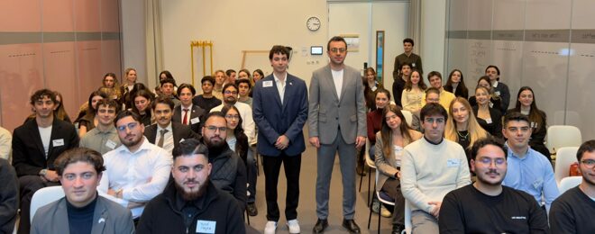 Afbeelding met kleding, persoon, person, Menselijk gezicht Door AI gegenereerde inhoud is mogelijk onjuist.