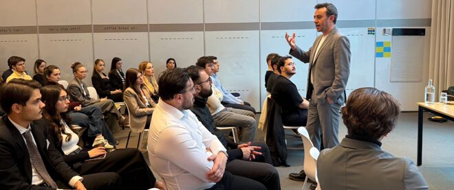 Afbeelding met kleding, persoon, person, overdekt Door AI gegenereerde inhoud is mogelijk onjuist.