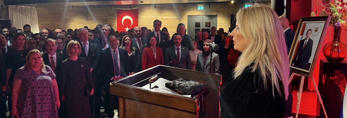 Afbeelding met kleding, persoon, vrouw, begrafenis Door AI gegenereerde inhoud is mogelijk onjuist.