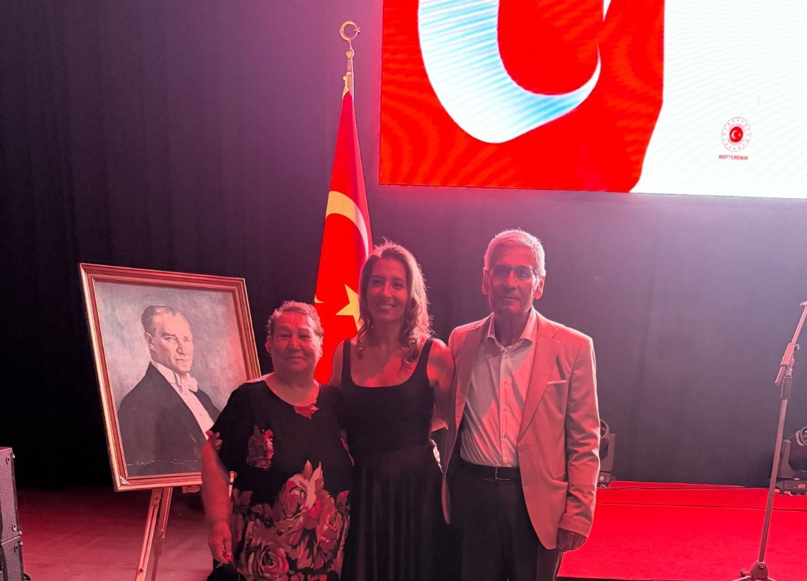 Afbeelding met kleding, persoon, vrouw, person Door AI gegenereerde inhoud is mogelijk onjuist.