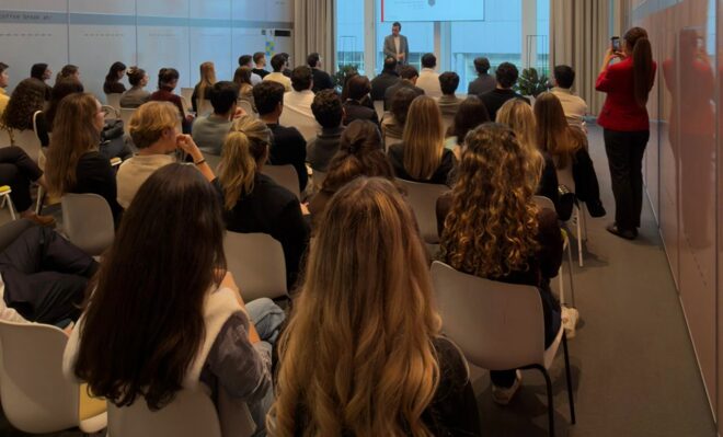 Afbeelding met kleding, vrouw, overdekt, persoon Door AI gegenereerde inhoud is mogelijk onjuist.