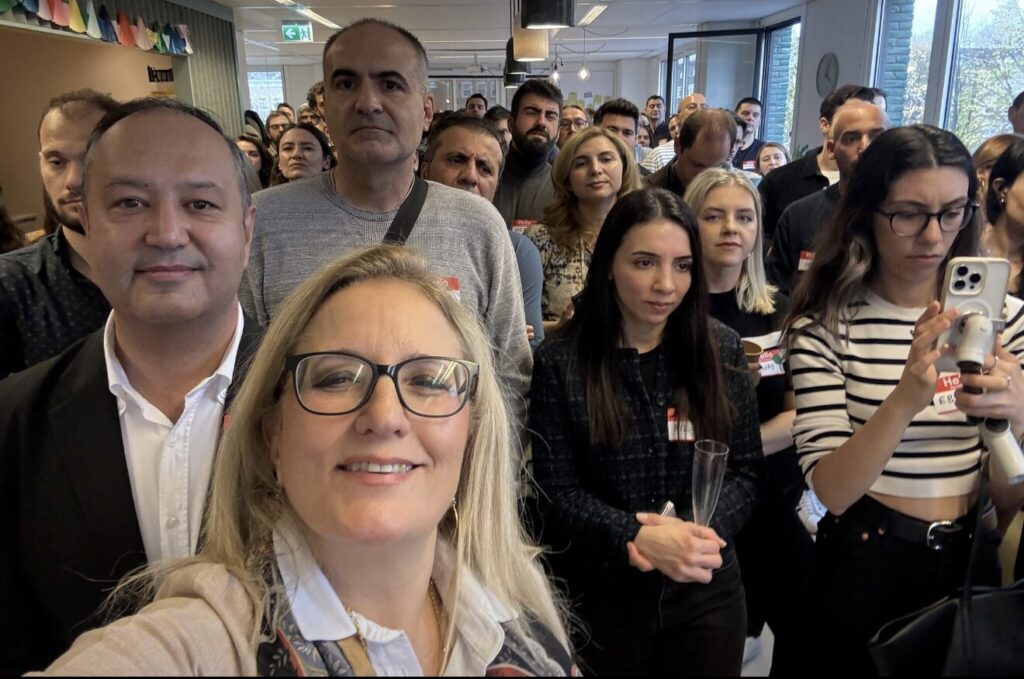 Afbeelding met Menselijk gezicht, kleding, persoon, person Door AI gegenereerde inhoud is mogelijk onjuist.