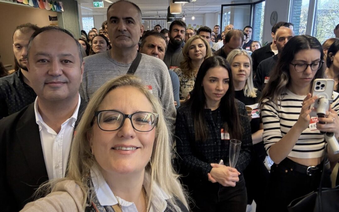 TÜRK TEKNOLOJİCİLERİ HOLLANDA’DA BULUŞTU:BÜYÜKELÇİ YAZGAN: “O SALONDAKİ ZEKÂ SEVİYESİ GERÇEKTEN HAYRANLIK UYANDIRICIYDI”