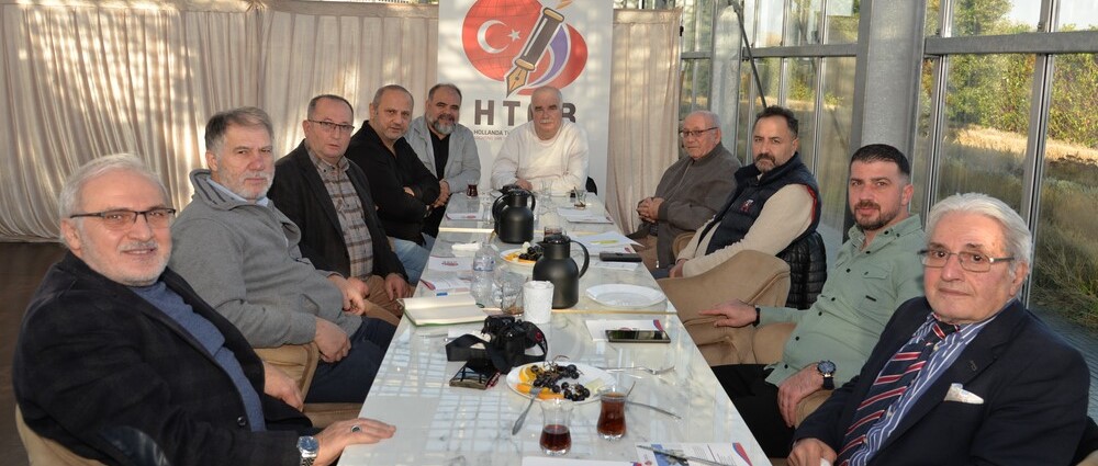 Afbeelding met person, kleding, persoon, Menselijk gezicht Door AI gegenereerde inhoud is mogelijk onjuist.