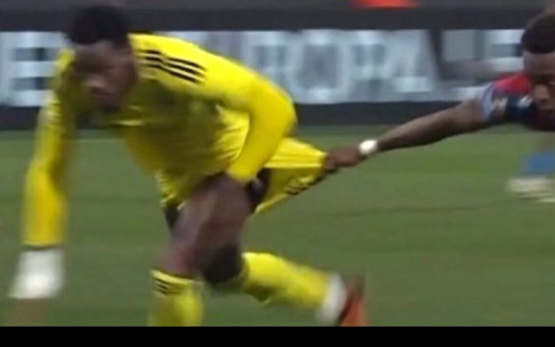 DEZE BESLISSING KAN HET EINDE BETEKENEN VAN DE CARRIÈRE VAN DE NEDERLANDSE SCHEIDSRECHTER ALLARD LINDHOUT