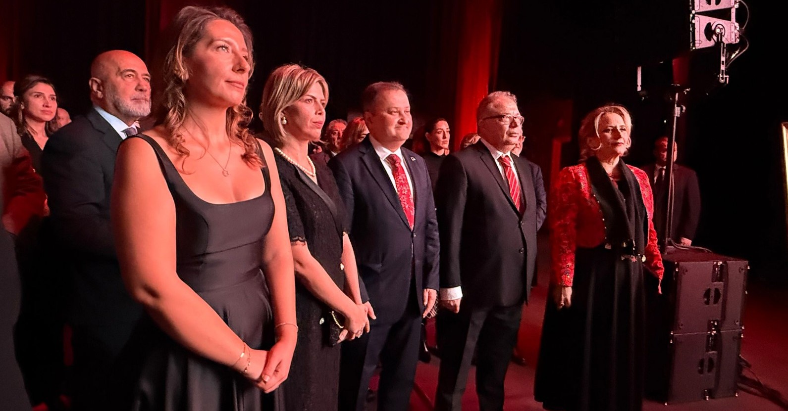 Afbeelding met persoon, kleding, glimlach, Menselijk gezicht Door AI gegenereerde inhoud is mogelijk onjuist.