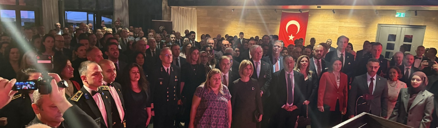 Afbeelding met persoon, kleding, person, evenement Door AI gegenereerde inhoud is mogelijk onjuist.