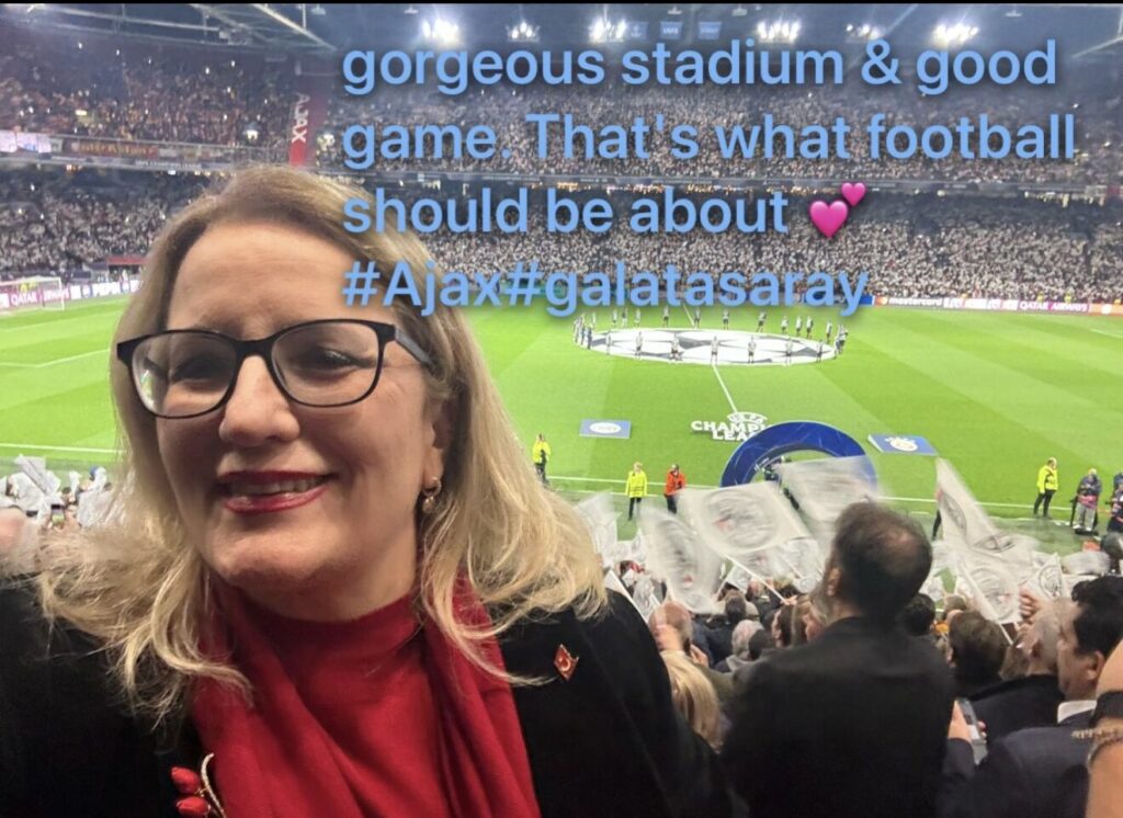 Afbeelding met persoon, stadion, Menselijk gezicht, kleding Door AI gegenereerde inhoud is mogelijk onjuist.