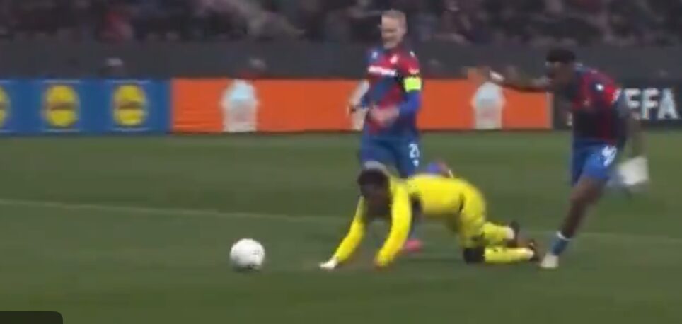 Afbeelding met persoon, voetbal, gras, sport Door AI gegenereerde inhoud is mogelijk onjuist.