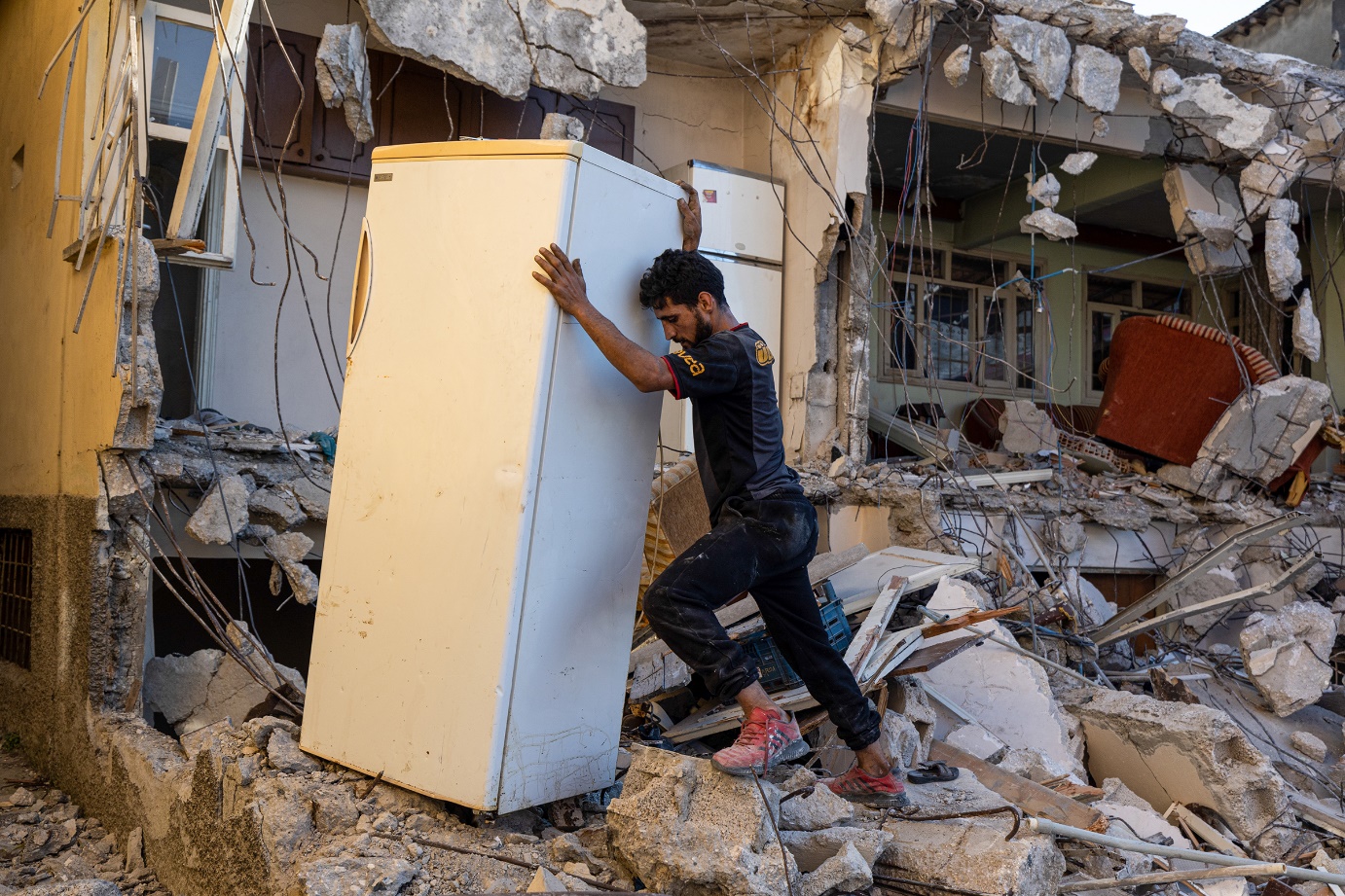 Afbeelding met kleding, buitenshuis, gebouw, Achterbuurt Door AI gegenereerde inhoud is mogelijk onjuist.