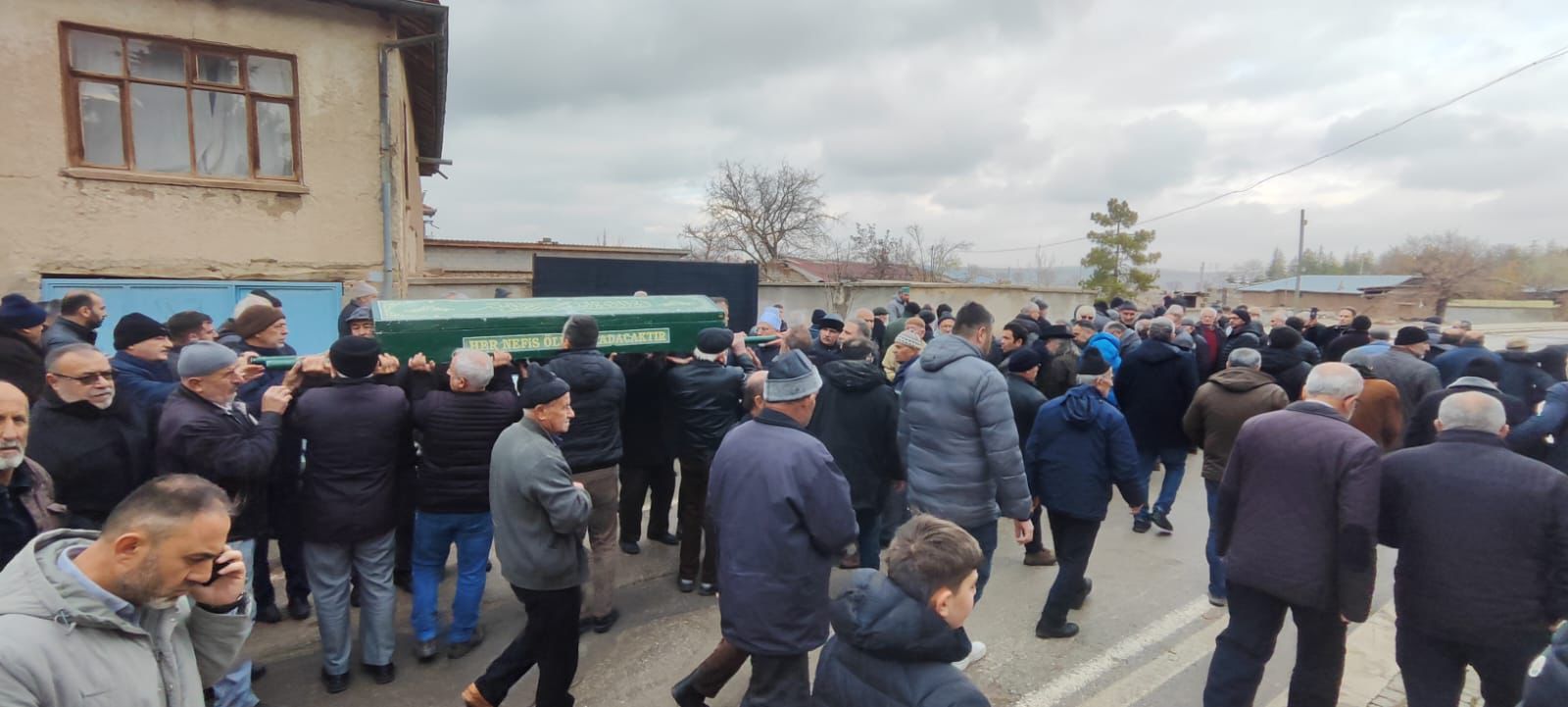 Afbeelding met kleding, buitenshuis, hemel, person Door AI gegenereerde inhoud is mogelijk onjuist.