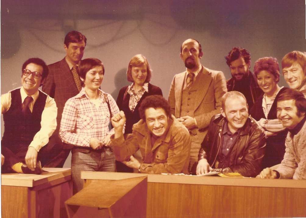 Afbeelding met kleding, Menselijk gezicht, persoon, glimlach Door AI gegenereerde inhoud is mogelijk onjuist.