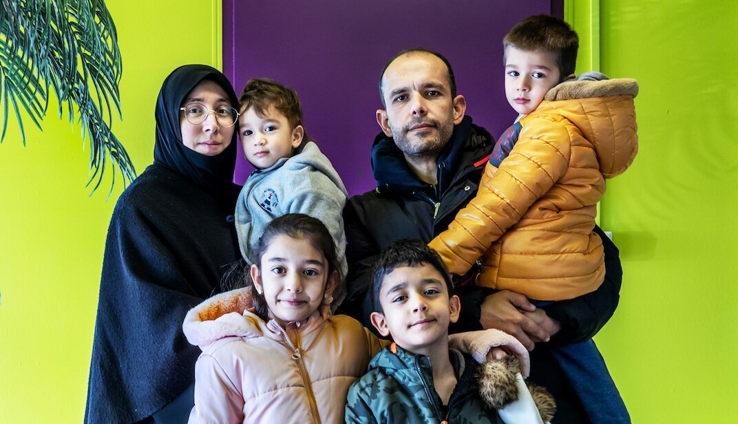 Afbeelding met kleding, Menselijk gezicht, persoon, jongen Door AI gegenereerde inhoud is mogelijk onjuist.