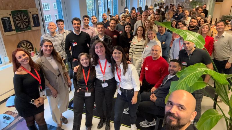 Afbeelding met kleding, Menselijk gezicht, persoon, person Door AI gegenereerde inhoud is mogelijk onjuist.