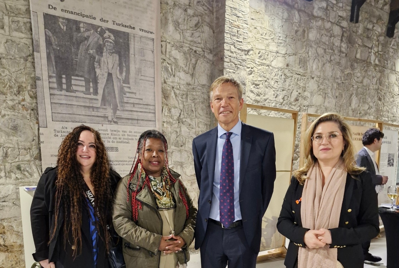 Afbeelding met kleding, Menselijk gezicht, persoon, pak Door AI gegenereerde inhoud is mogelijk onjuist.