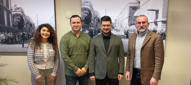 Afbeelding met kleding, Menselijk gezicht, persoon, person Door AI gegenereerde inhoud is mogelijk onjuist.