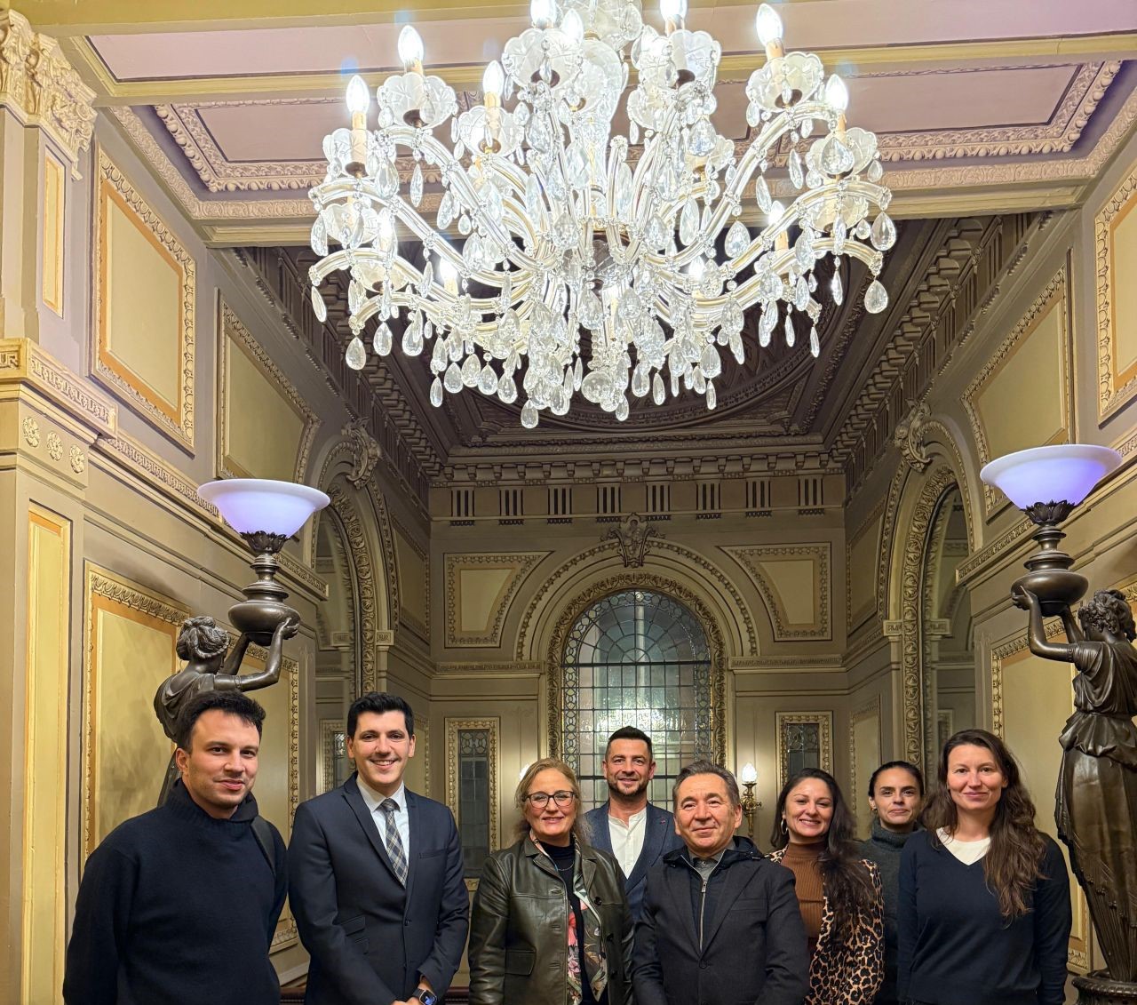 Afbeelding met kleding, person, Menselijk gezicht, pak Door AI gegenereerde inhoud is mogelijk onjuist.