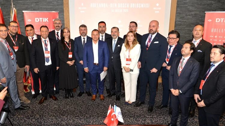 Afbeelding met kleding, person, persoon, glimlach Door AI gegenereerde inhoud is mogelijk onjuist.